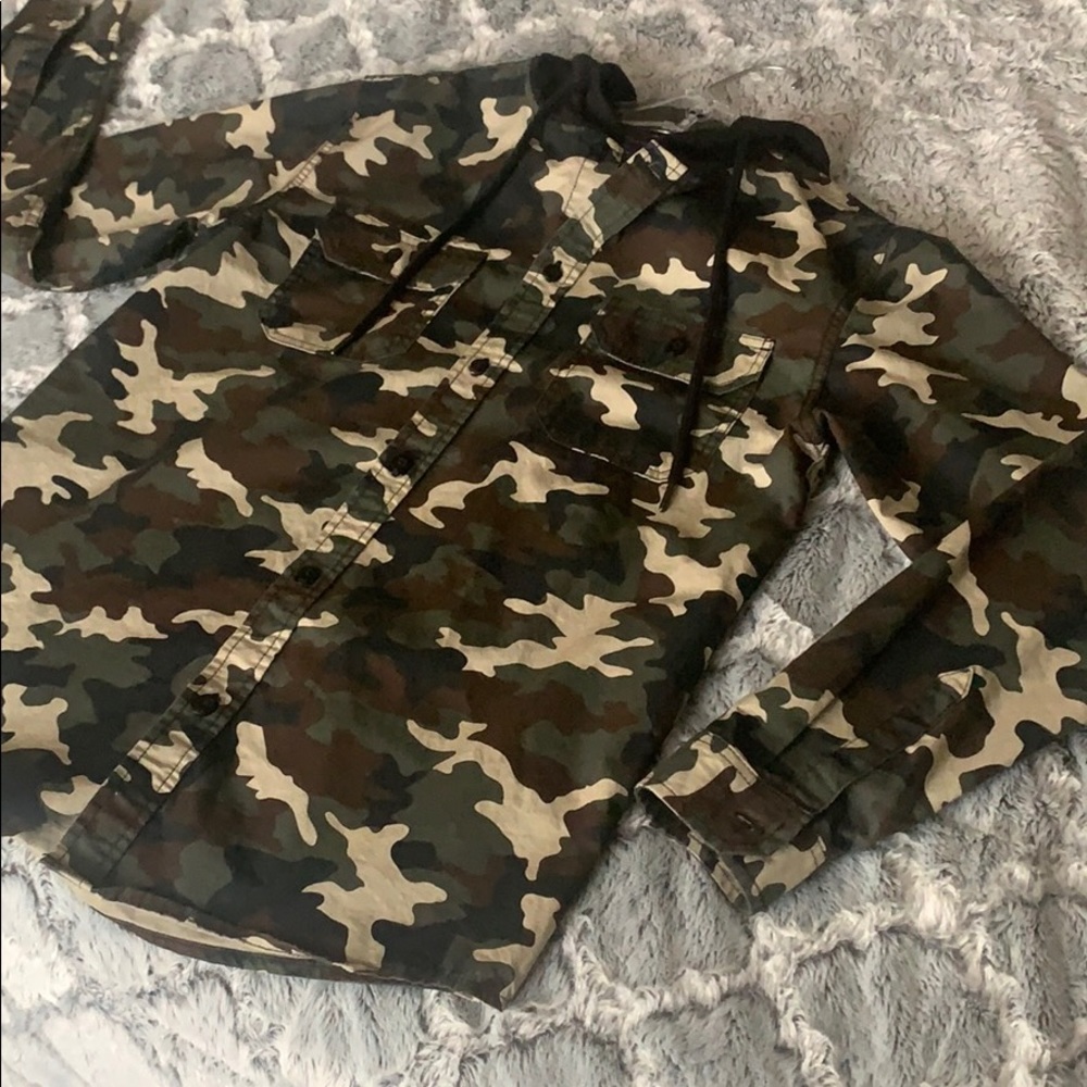 No Boundaries | Camo hoody button -Up
